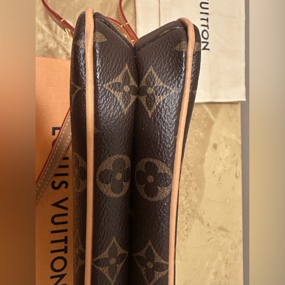Louis Vuitton Pochette Liv - Picture 11 of 16